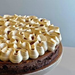 étcsokoládé, sós karamell, vanília torta