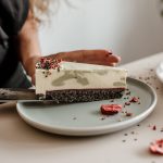 matcha, eper, fehércsokoládé, feketeszezám torta