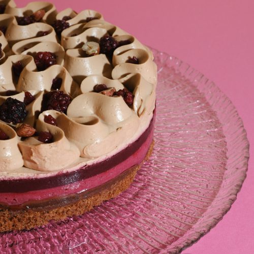 szeder, törökmogyoró, karamellizált tejcsokoládé torta